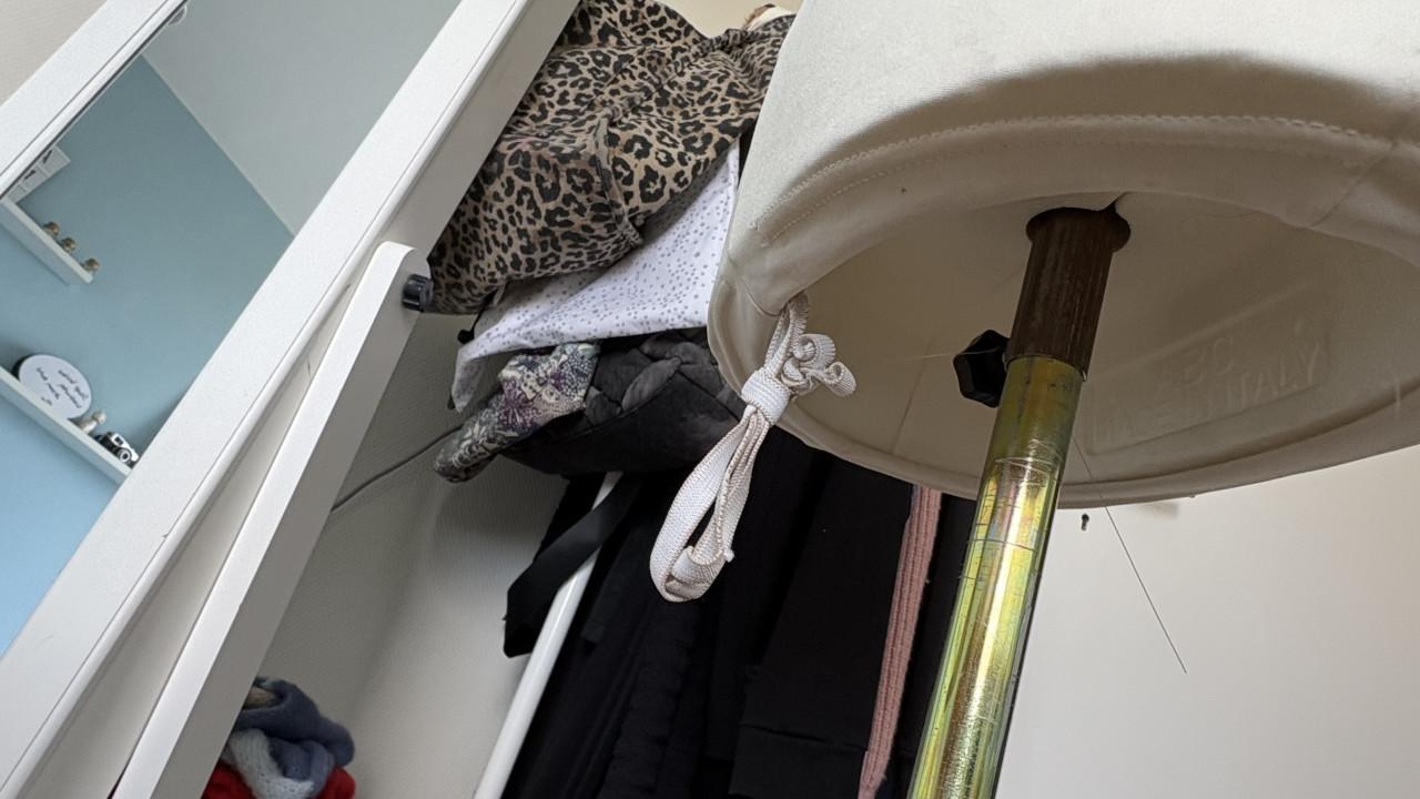 Paspop/Etalagepop met houten standaard