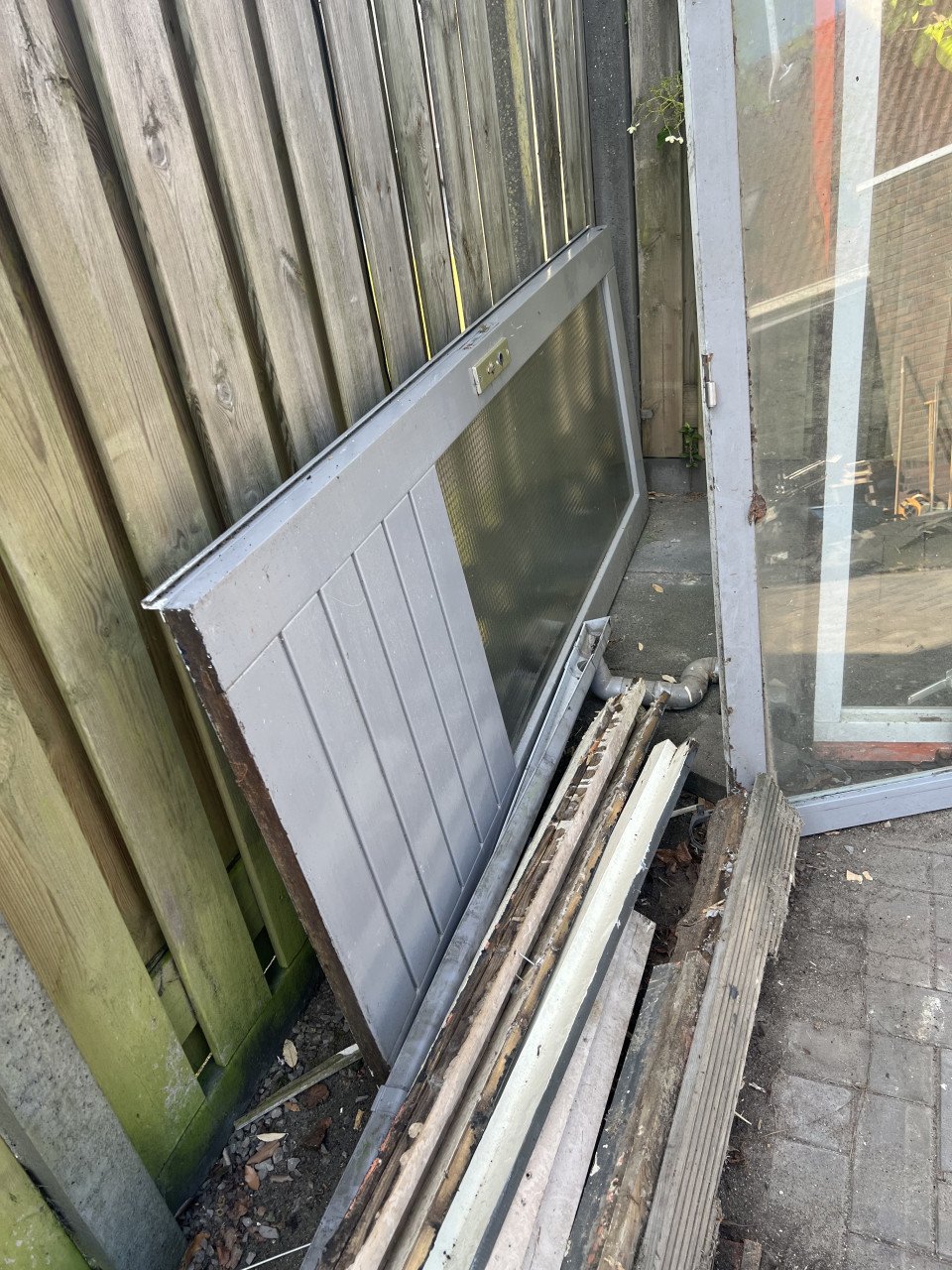 Hardhouten raam kozijn met dubbelglas en hardhouten deur