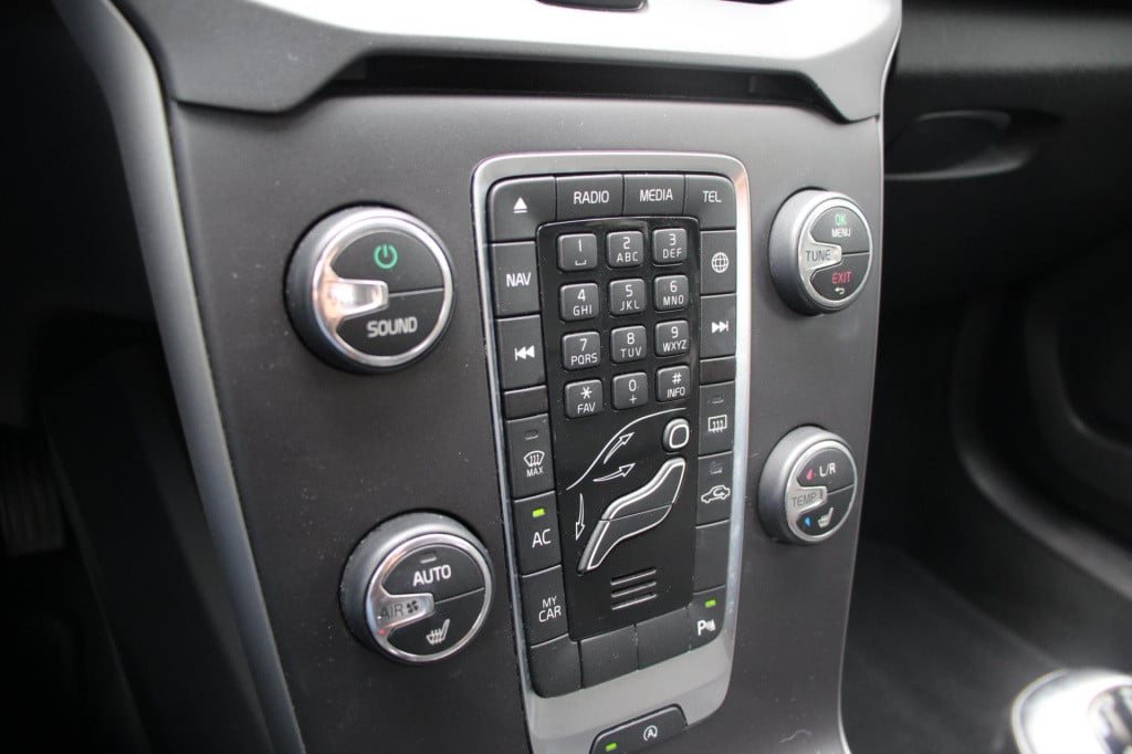 Volvo V40 2.0 t2 momentum - navi - cruise - grootlicht ass - led - pdc - st