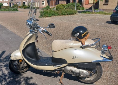 Sym Allo retro scooter