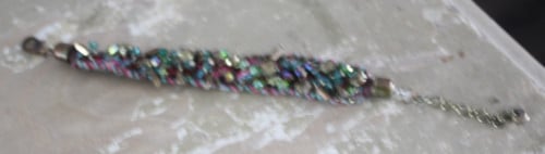 Kleurrijke armband stof en kraaltjes