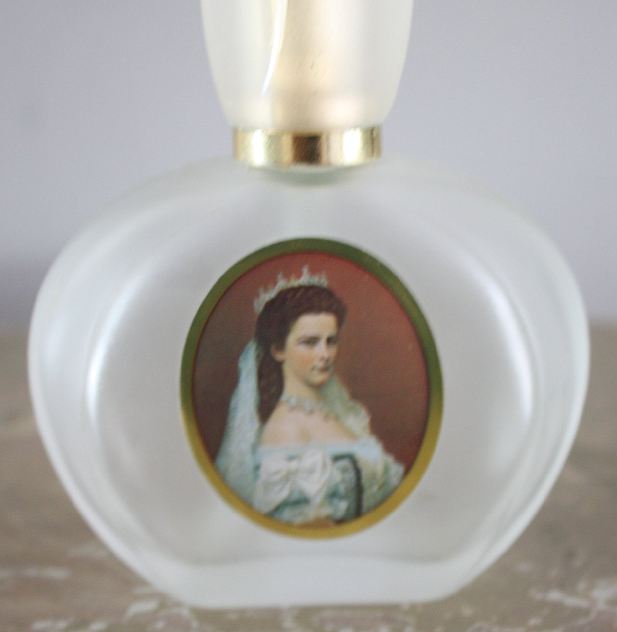 Leeg parfumflesje met foto van sissi
