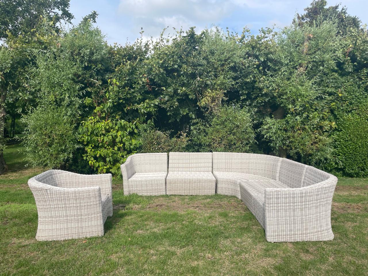 Wicker Tuinset. (Hoek)bank en stoel