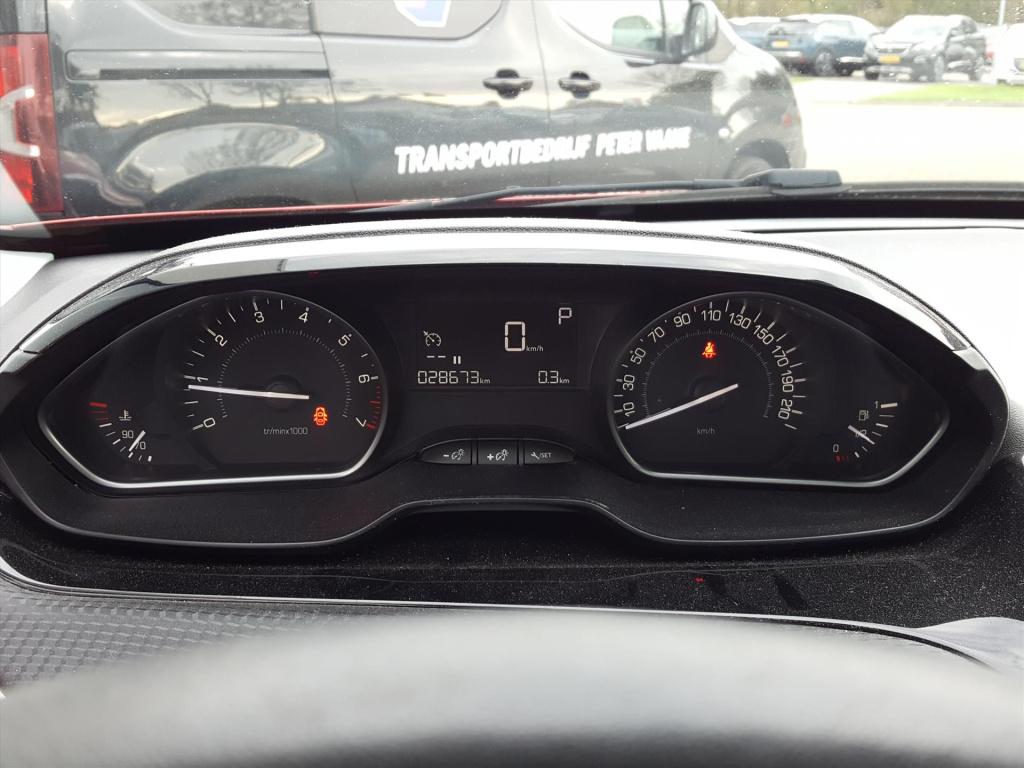 Peugeot 2008 1.2 puretech 110pk signature automaat eat6 navigatie | trekhaa