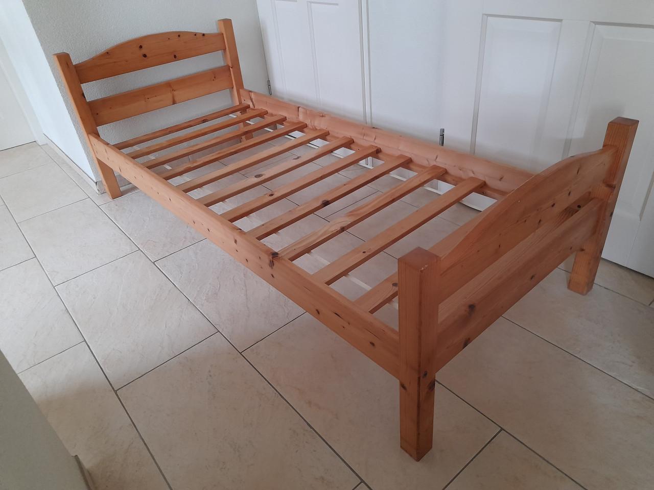 Houten 1 persoons bed 80 x 190 (in goede staat )  Buitenmaat 201,5