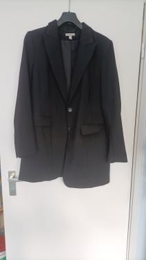 Zwarte colbertjas van de H&M. Maat 46. Sluiting 2 knopjes. 2 zakken.