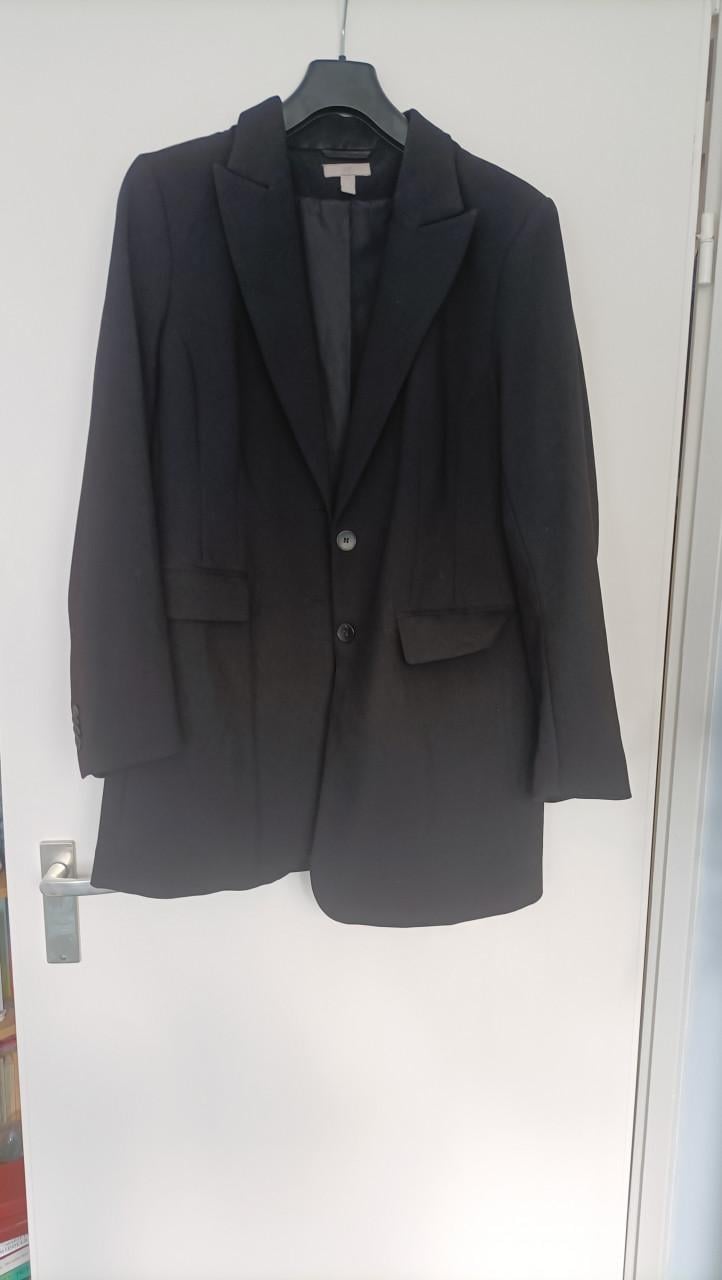 Zwarte colbertjas van de H&M. Maat 46. Sluiting 2 knopjes. 2 zakken.