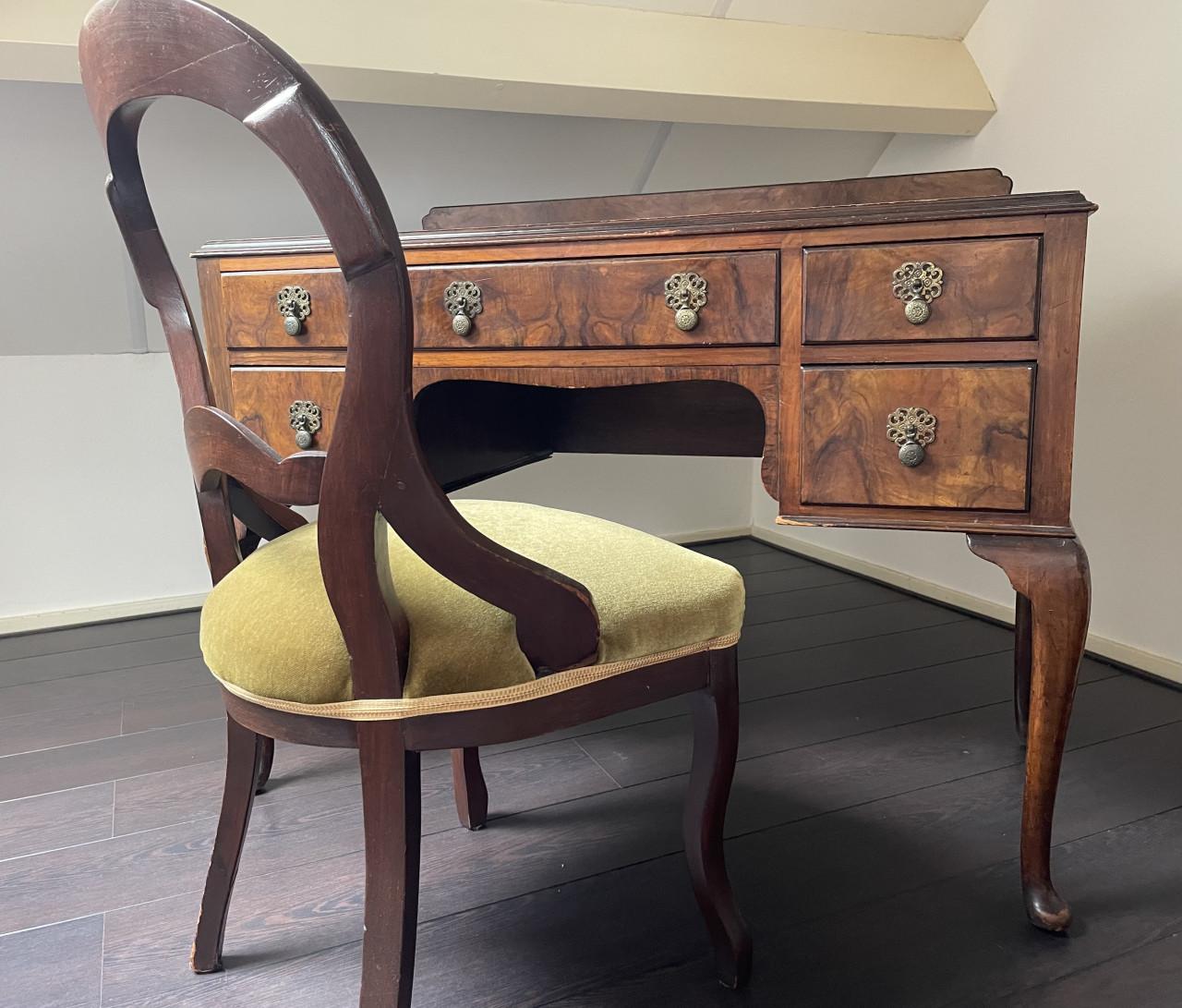 Antiek bureau + stoel