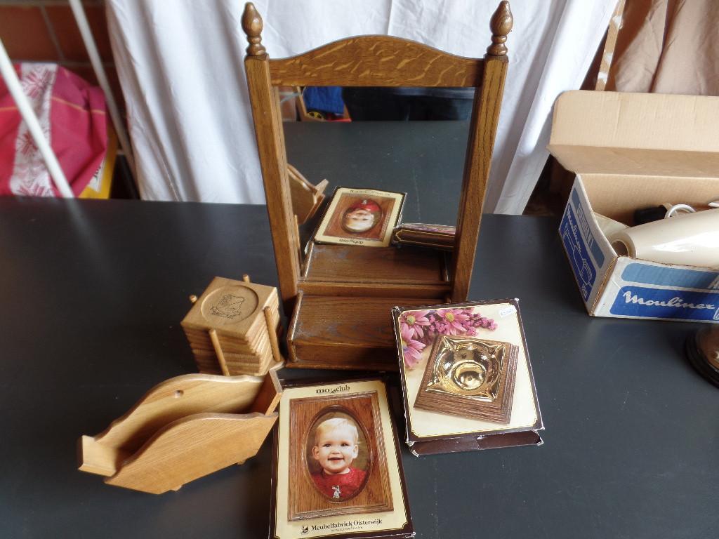 Eiken spiegeltje met kammenbak.