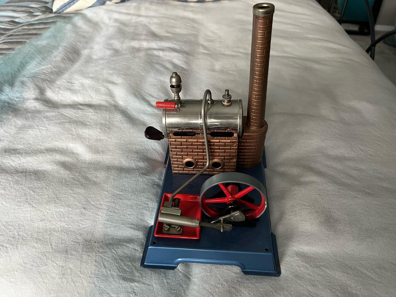 Retro Wilesco Stoommachine D5 is een van de eerste versies met stoomfluit