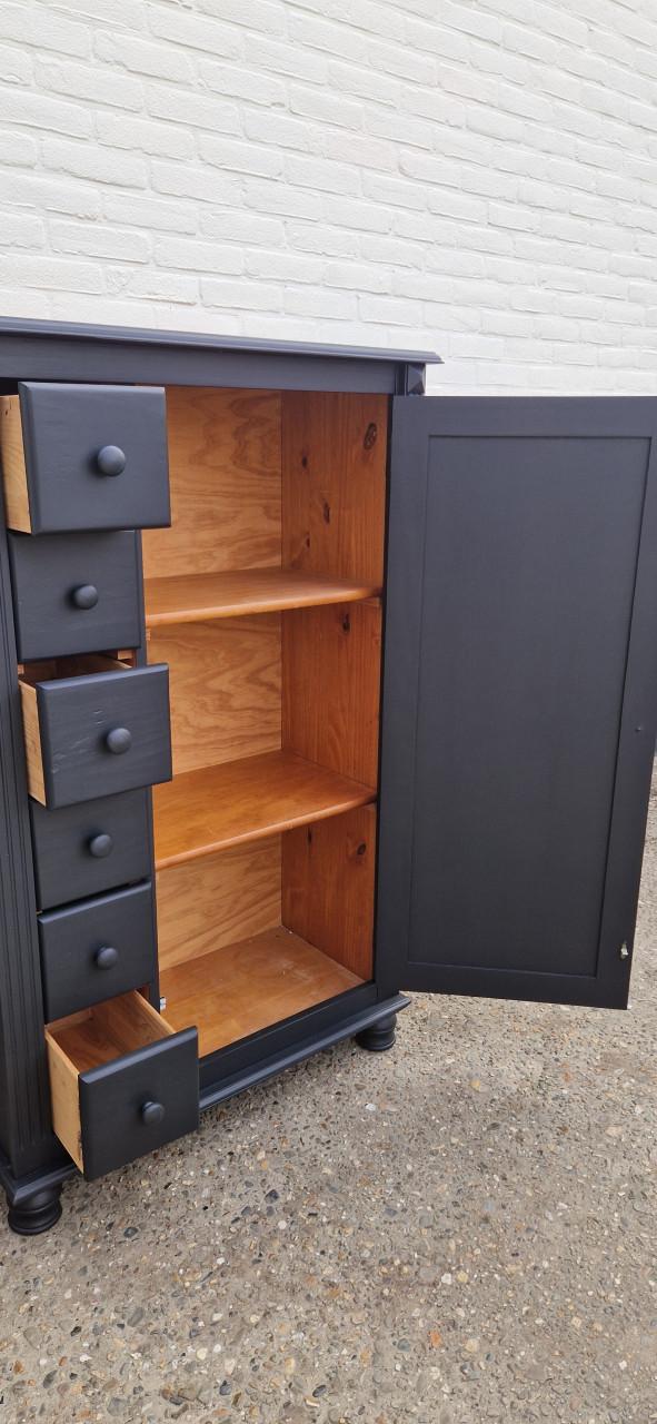 Gave grenen meidenkast in mat zwarte kleur