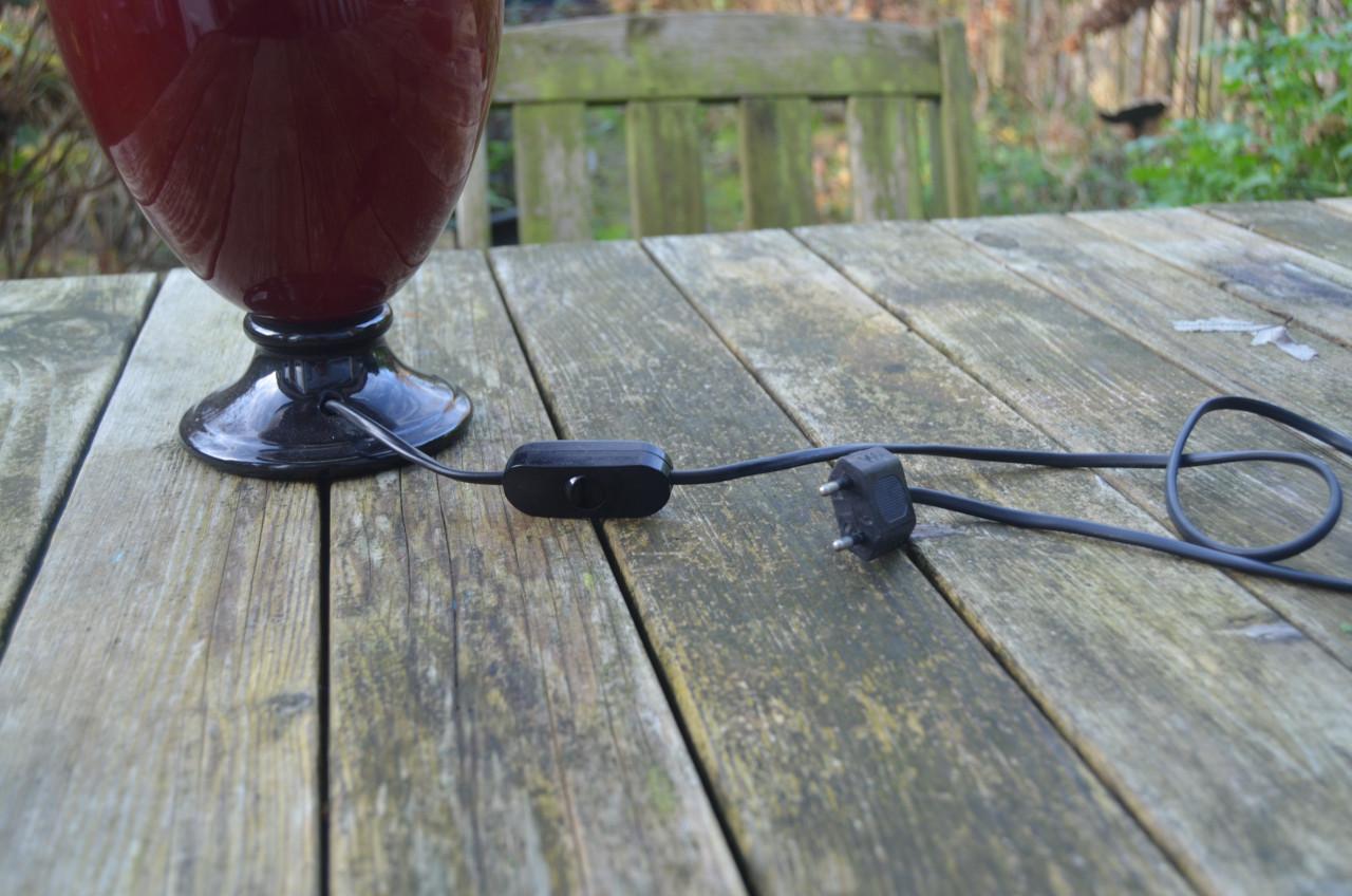 Mooie donkerrode schemerlamp in goede staat