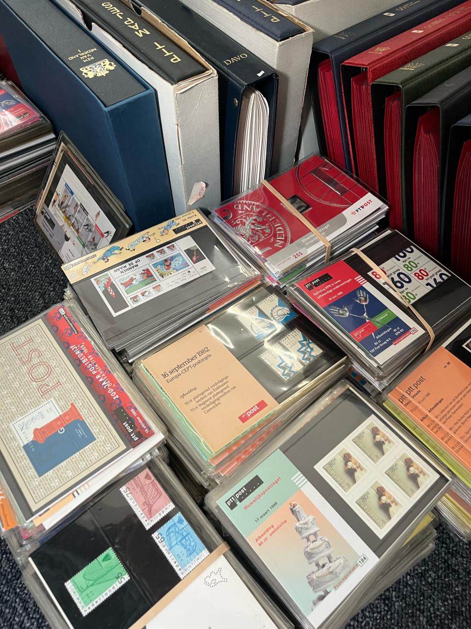 Grote partij postzegelmapjes 3400 stuks