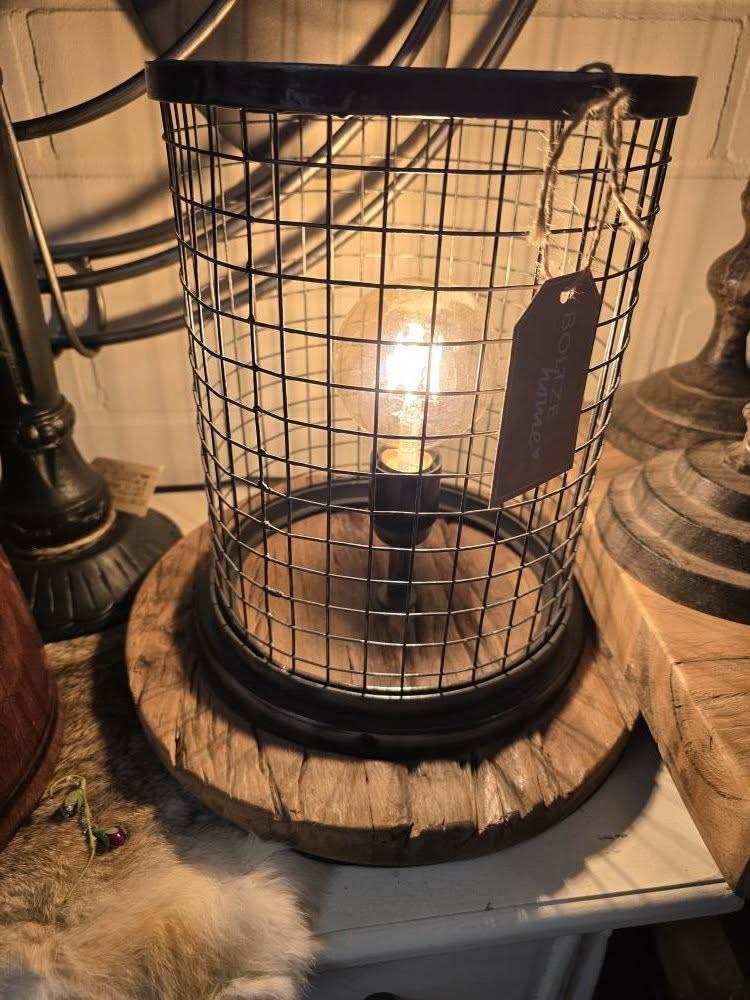 DECORATIE, KASTEN, VERLICHTING, TAFELS, STOELEN, 3Z FACTORY ARNEMUIDEN,