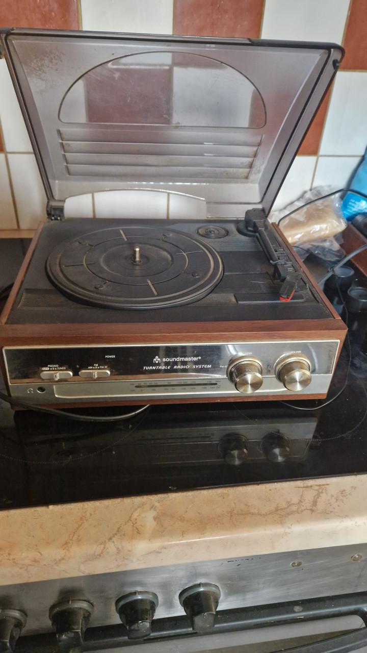Platenspeler met radio