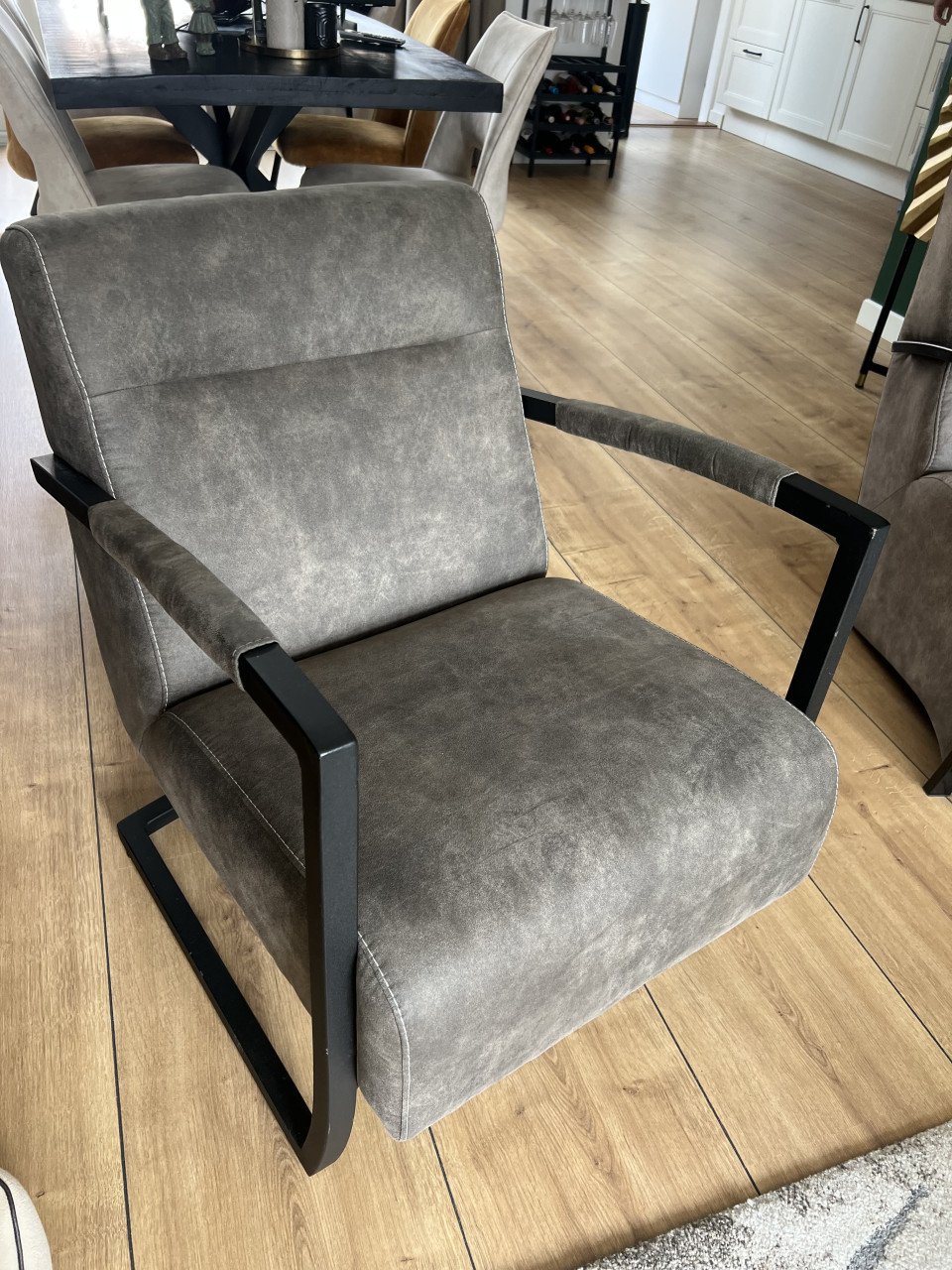 Taupe velvet stoelen met metalen frame - per stuk of set