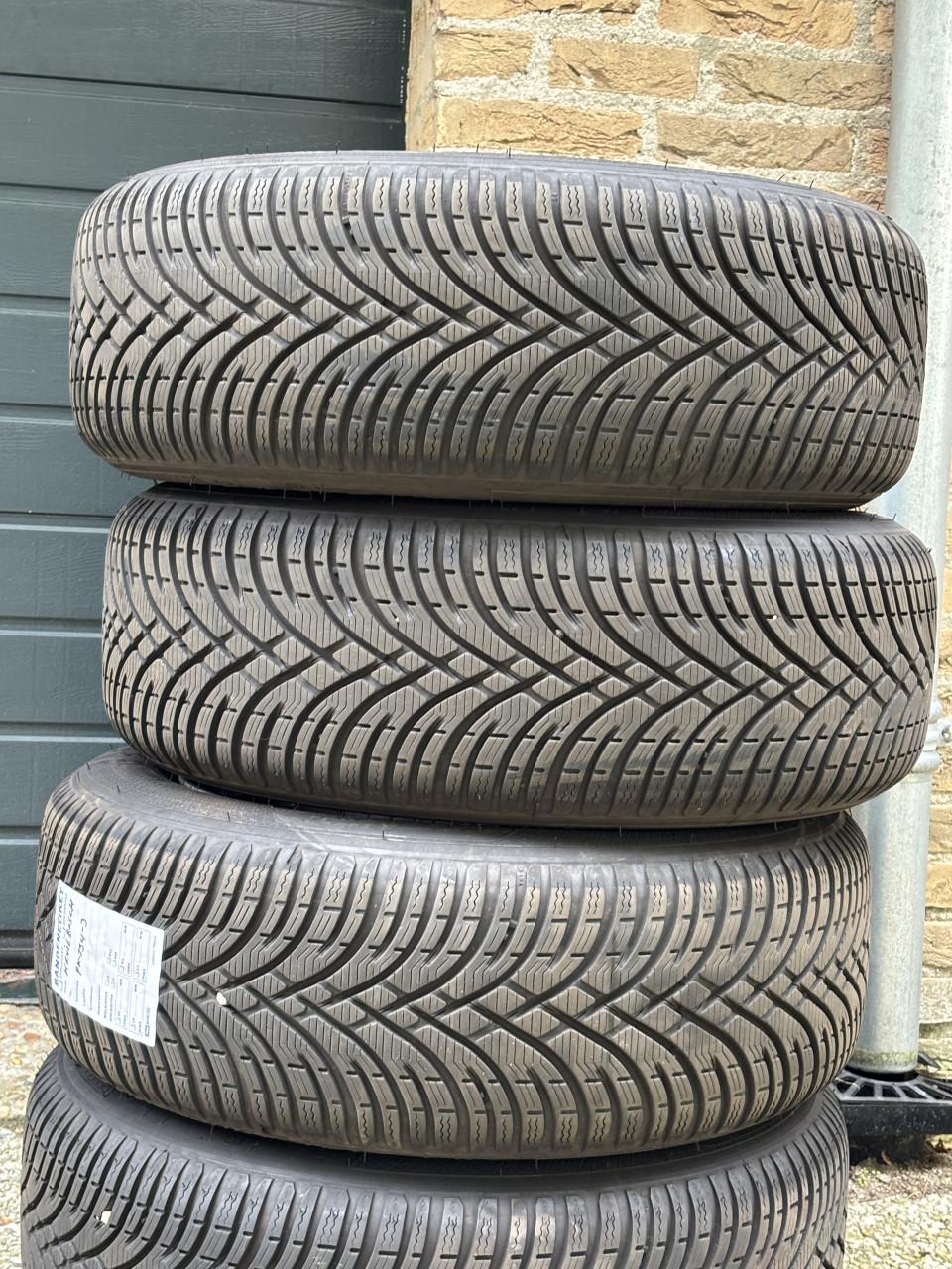 Set winterbanden op Volvo velgen