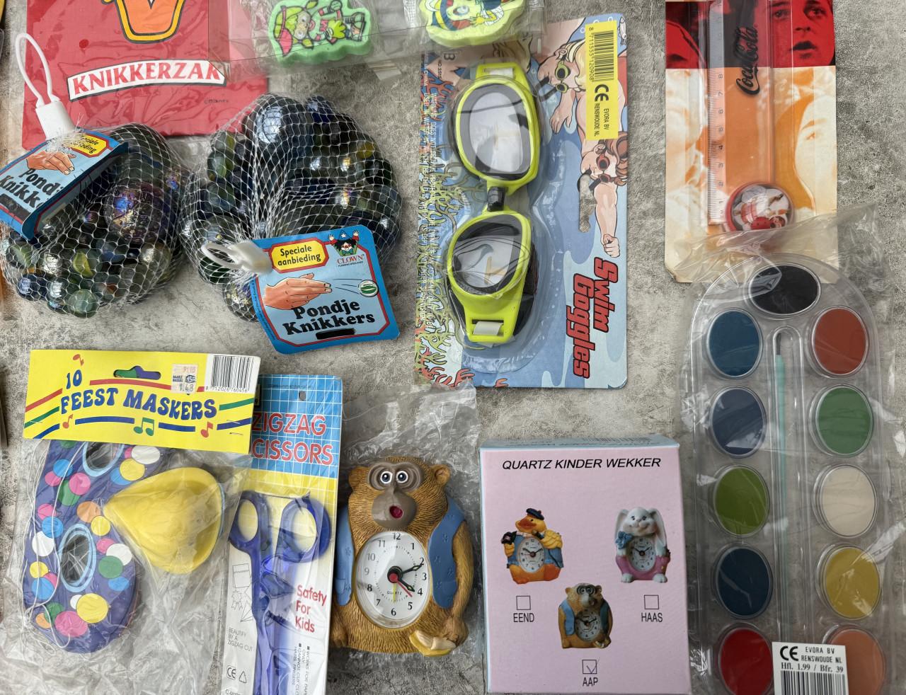 Laatste doos met NIEUW speelgoed voor 10 euro Klokje, knikkers, doktersspul