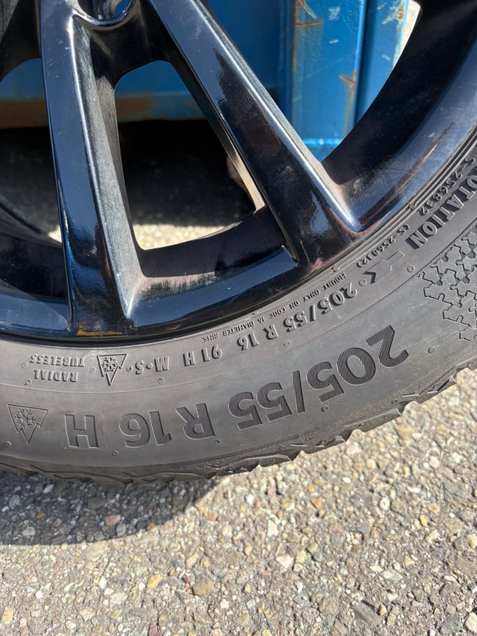 Set winterbanden met zwarte velgen