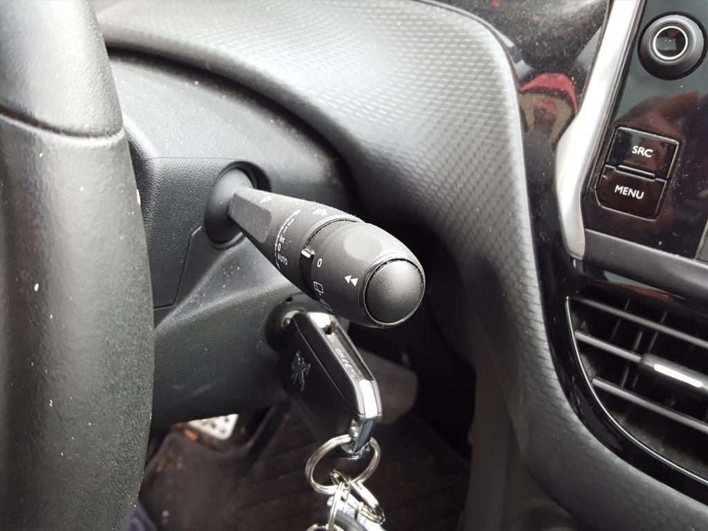 Peugeot 2008 1.2 puretech 110pk signature automaat eat6 navigatie | trekhaa