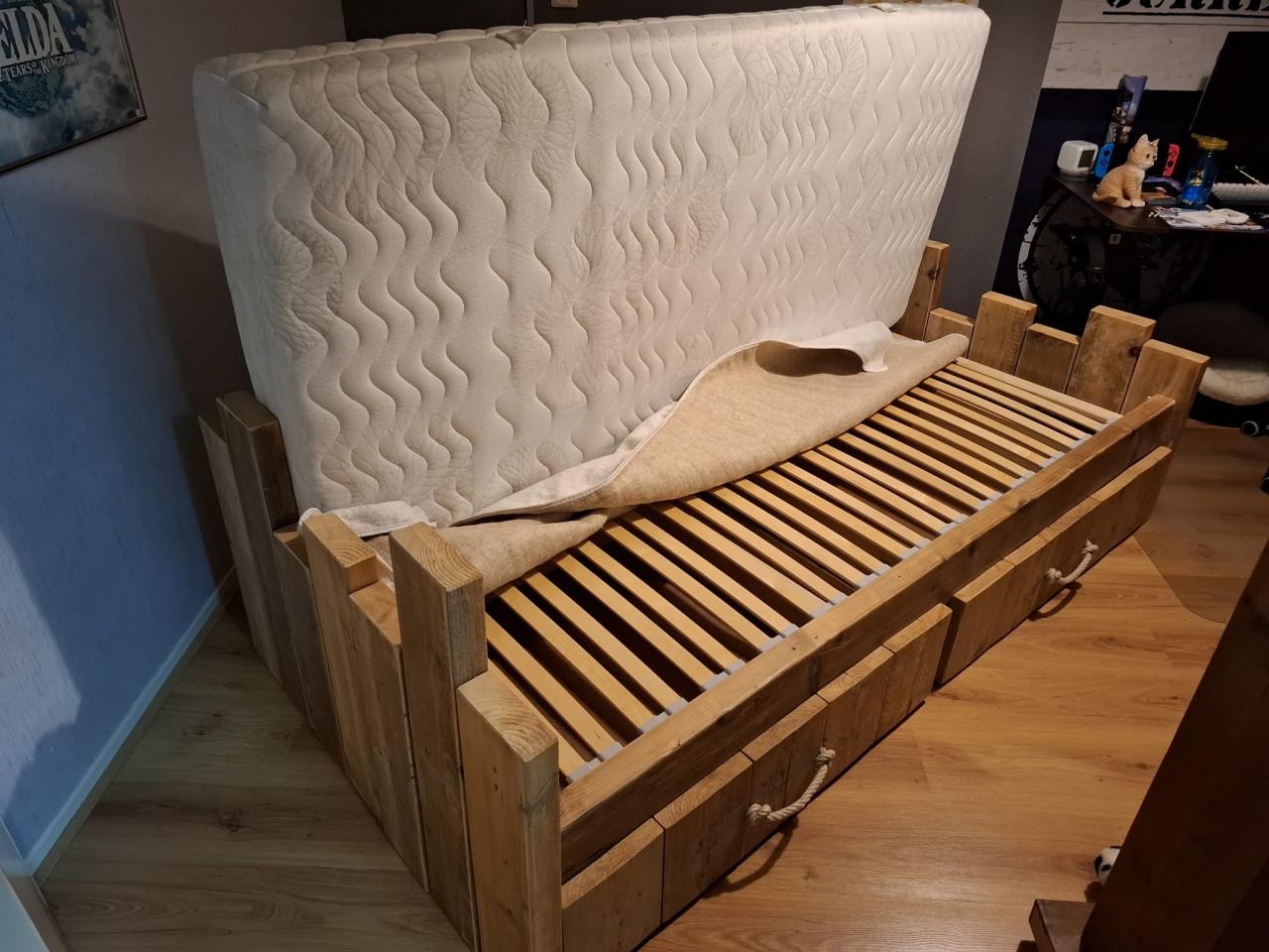 Steigerhouten bed