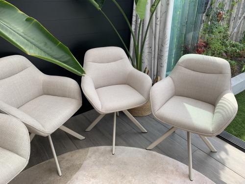 4 Eetkamerstoelen,  draaibaar, crème licht beige.