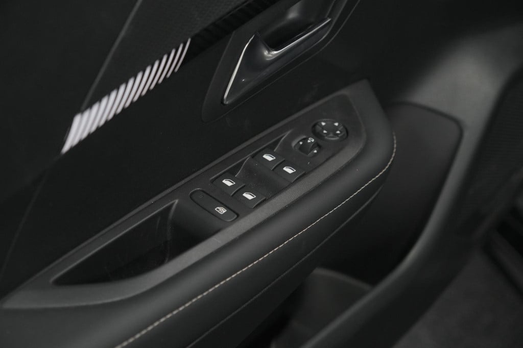 Peugeot 208 puretech 100 allure | 360 camera | stoelverwarming | dodehoekde