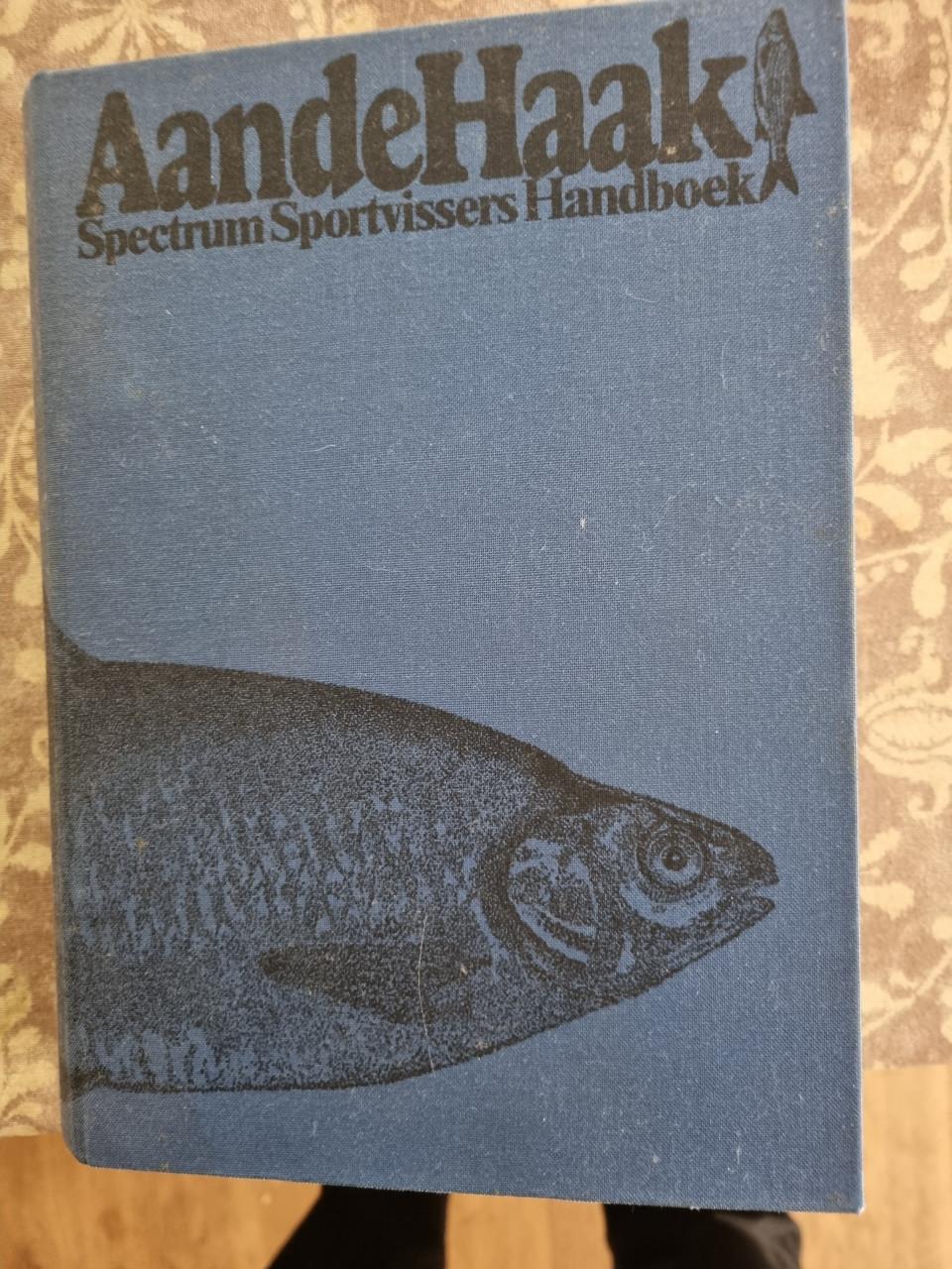 Aan de haak sportvissers handboek