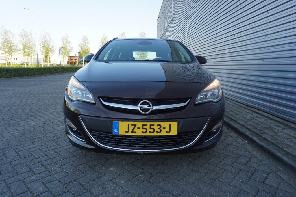 Opel Astra sports tourer 1.4 turbo sport + climate / navi / cruise / camera
