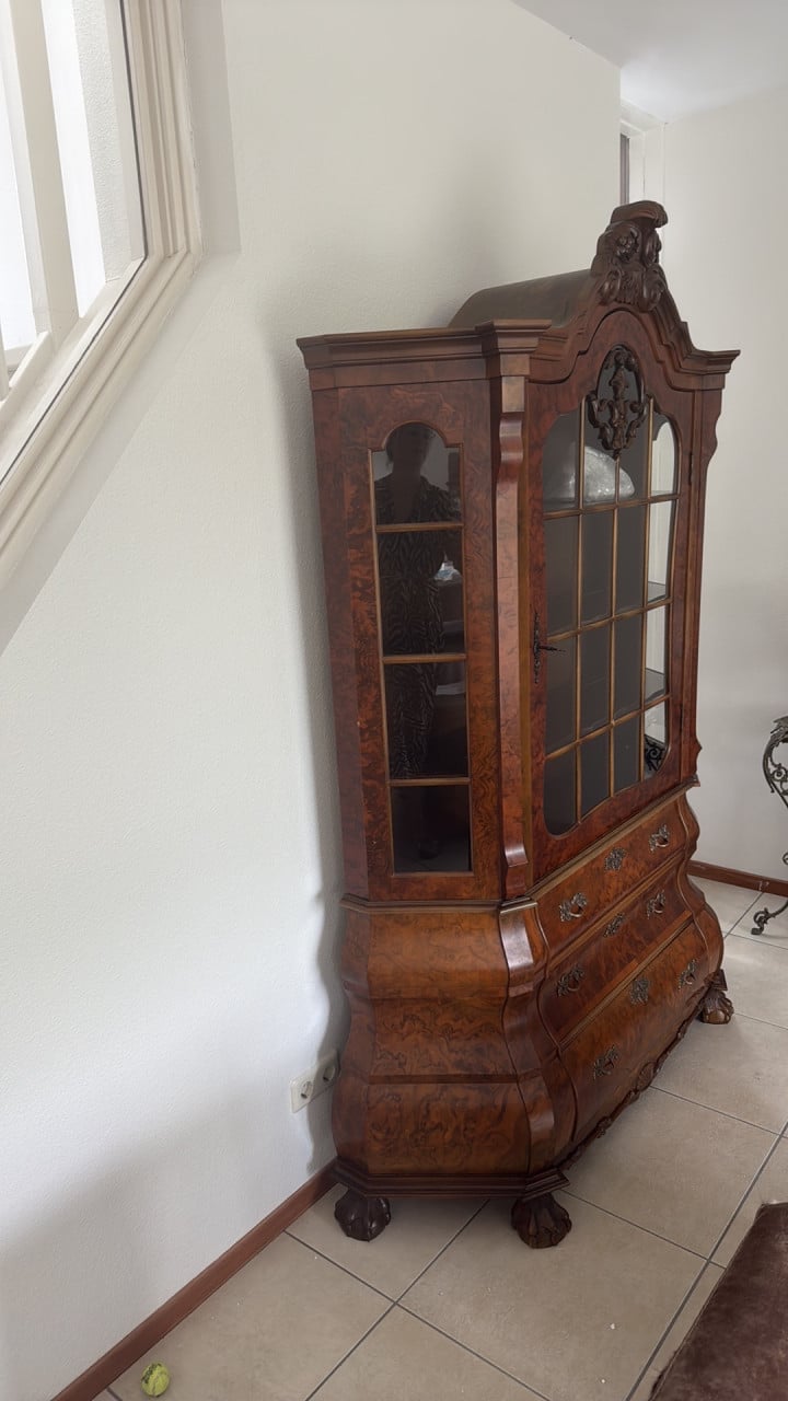 Antiek vitrine buikkast