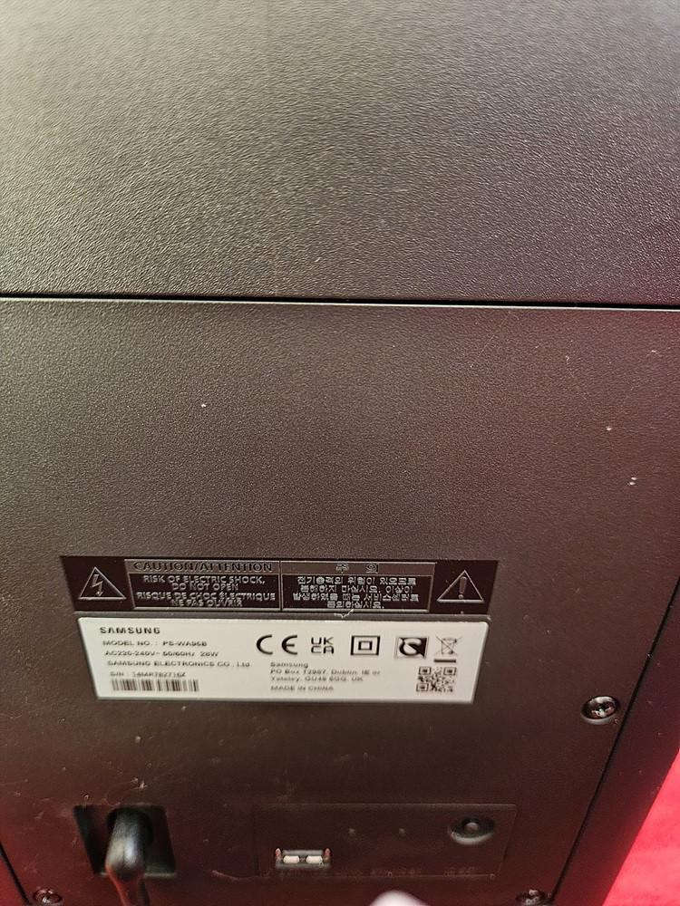 Samsung soundbar HW-Q950A met achterspeakers en subwoofer