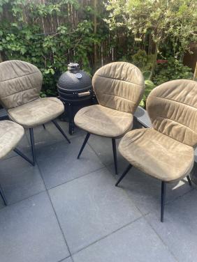 4 eetkamerstoelen, €50,-