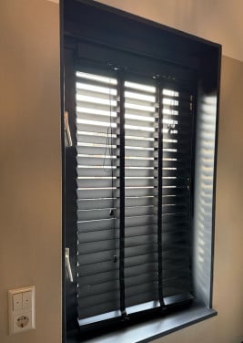Zwarte houten jaloezie 60cm breed