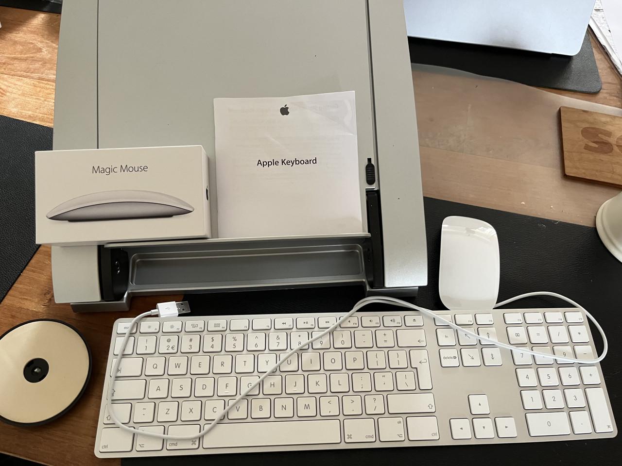 Verstelbare laptop standaard met Apple keyboard en Apple Magic Mouse
