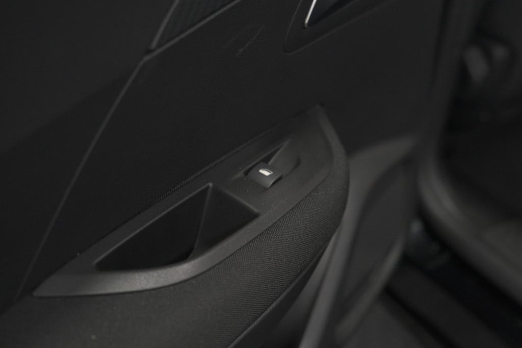 Peugeot E-2008 ev active pack 50 kwh | 3 fase | camera | navigatie | parkee