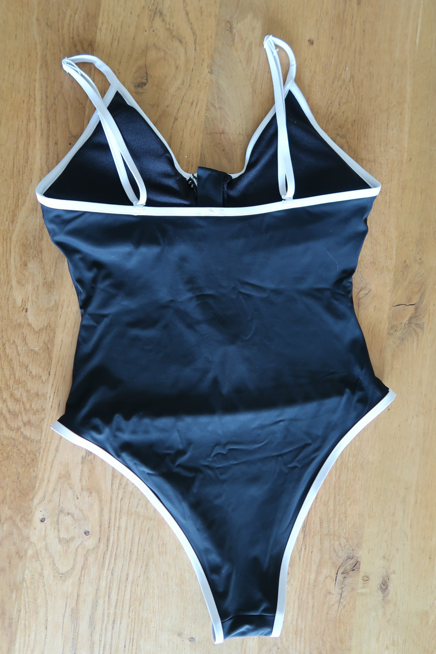 Badpak merk Censored maat M. Zwart met witte bies en rits en soft cups