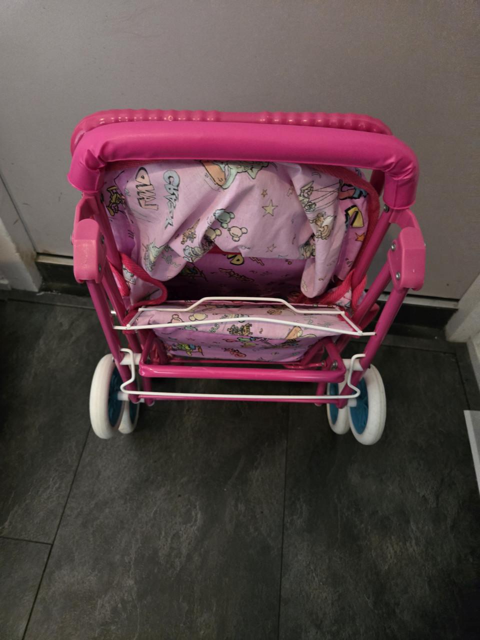 Roze poppenwagen