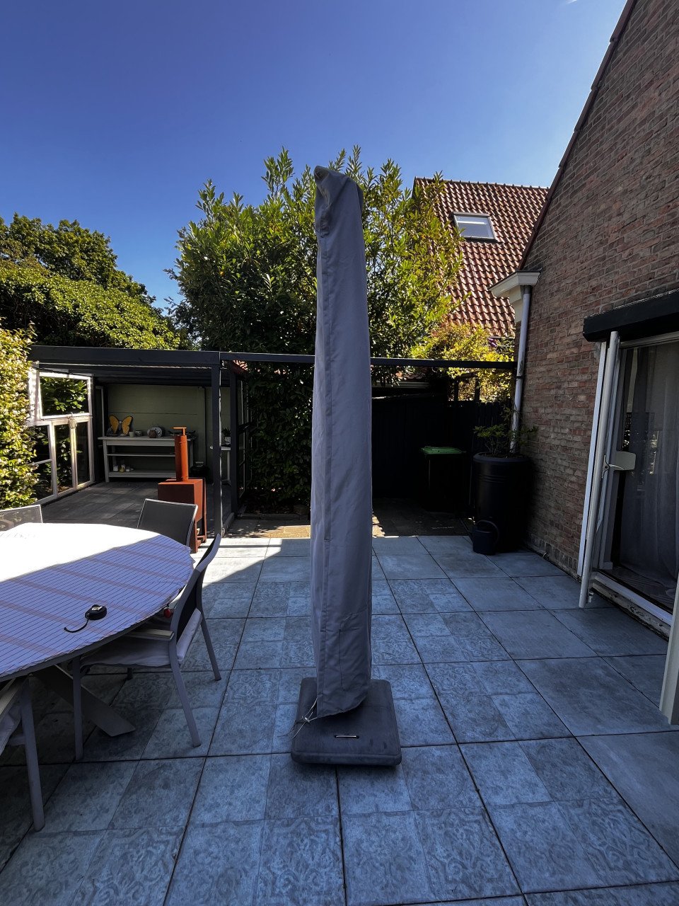 Parasol van Intratuin, met voet en hoes.