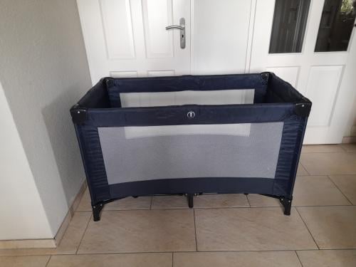 Campingbedje met eventueel extra wit matras (in goede staat )