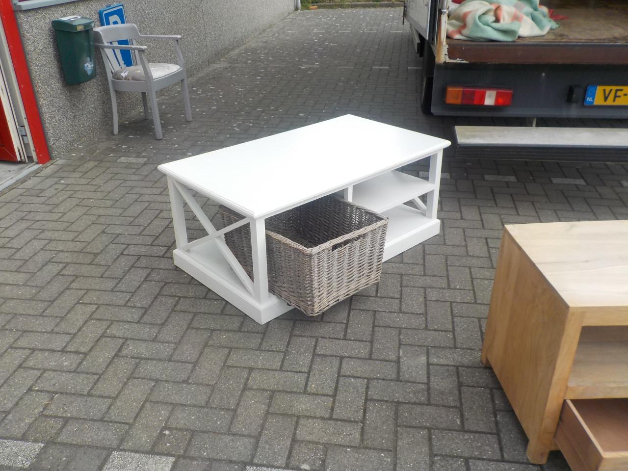 In goede staat salontafel met rieten bak in goede staat 120 x 70 cm