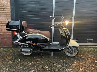 Schitterende agm retroscooter weinig km 4900 full option nu 899 euro