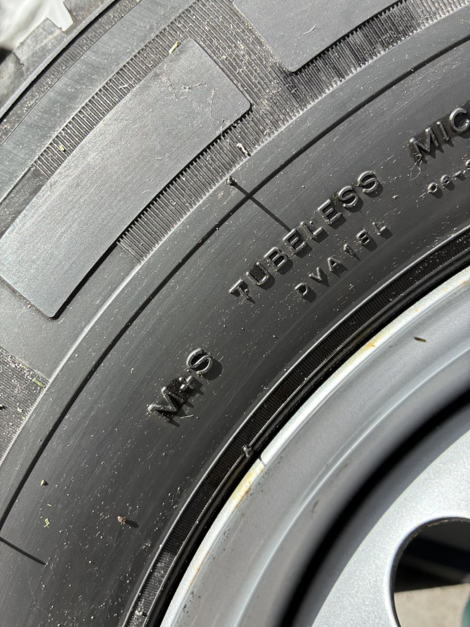 Michelin Agilis camping 225/75-16 set