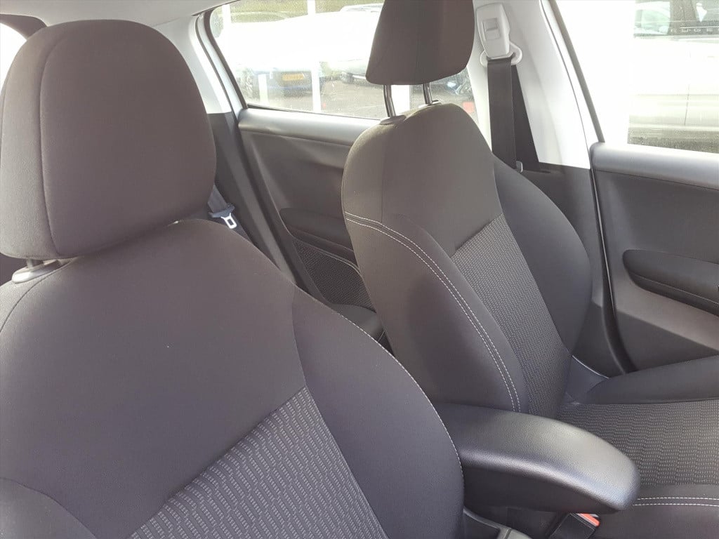 Peugeot 208 blue lion 1.2 pt-82pk 5d navigatie | apple carplay & android au