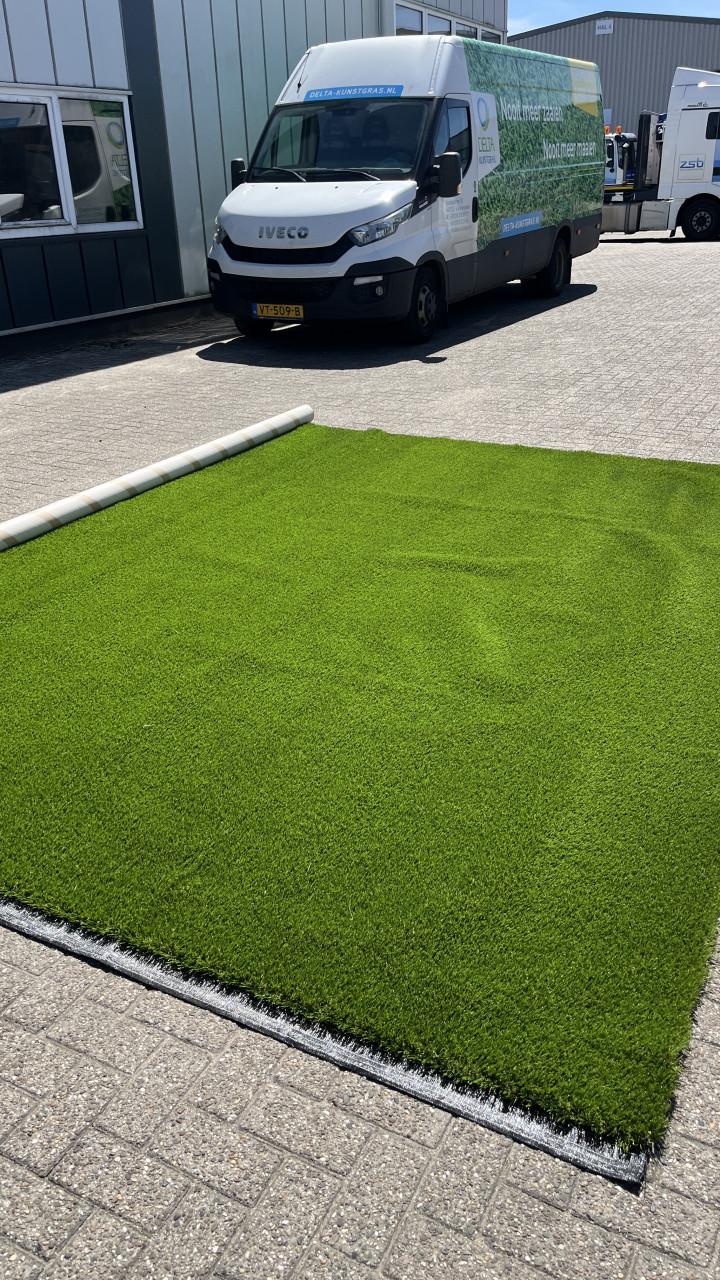 Coupon gebuikt kunstgras ca. 4 x 4 m=16 m2