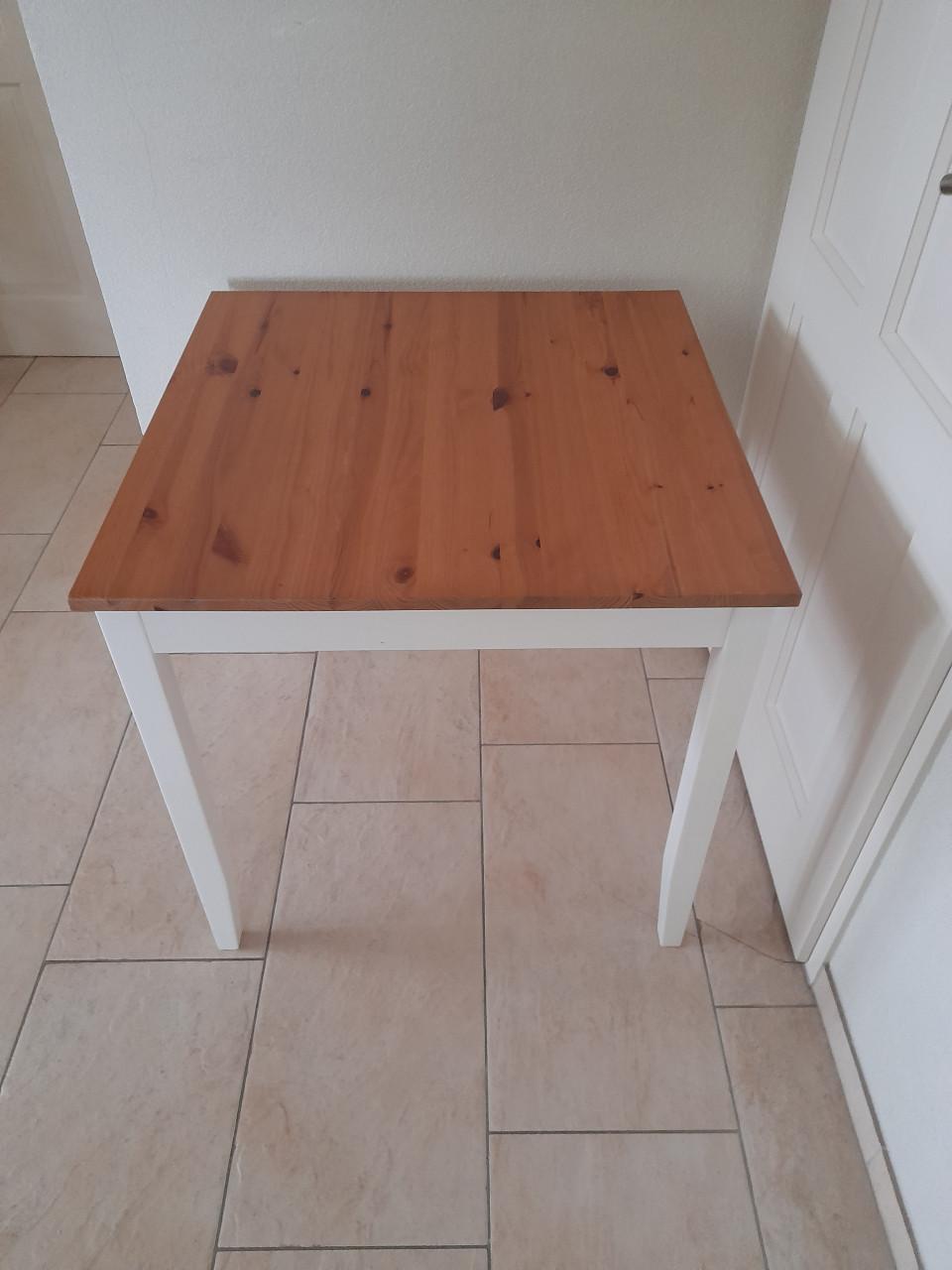 Massief houten tafel 74 x 74 x 75H (in goede nette staat )