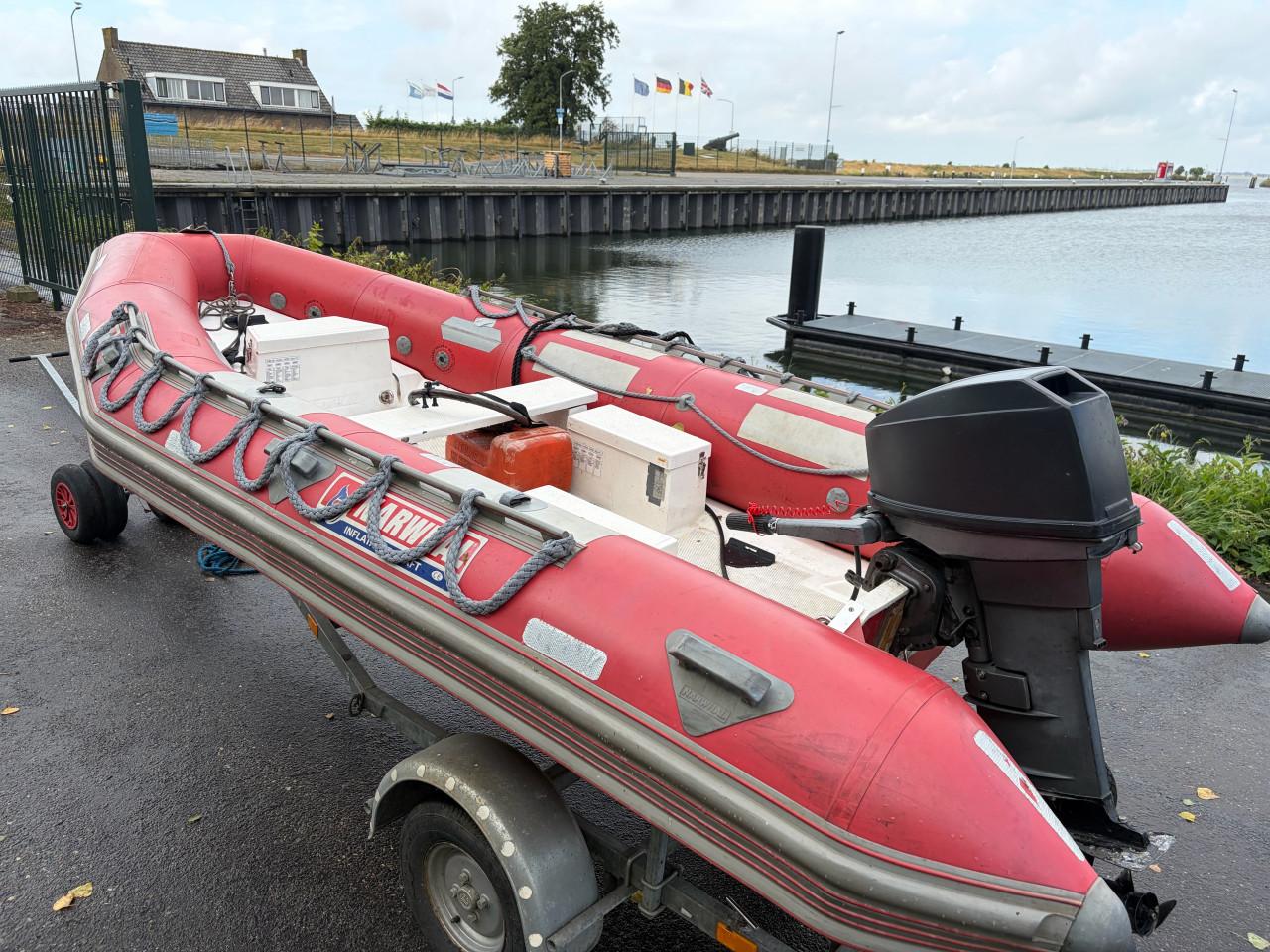 Narwhal onzinkbare rib met 25pk bb motor en Pega trailer