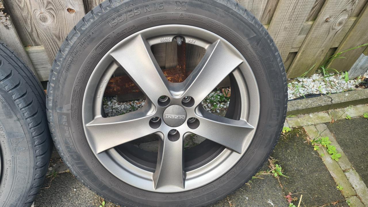 Mooie 16" Dezent velgen met zgan. Michelin banden