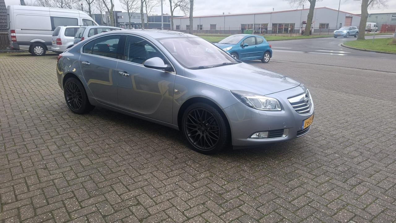 Opel Insignia 1.8 Cosmo 5 deurs bj:2009 airco-leer-19 inch i.z.g.st