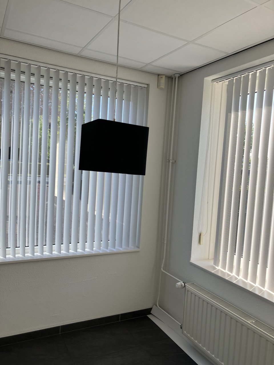 Te koop 2 zwarte stoffen hanglampjes