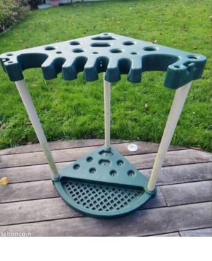 Handig groen hoekgereedschapsrek voor tuingereedschap